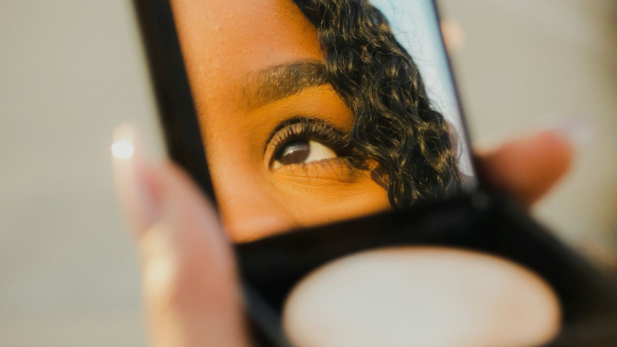5 Ways To Refresh Your Makeup Throughout The Day